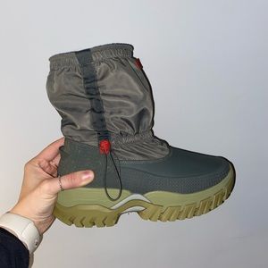 Size 9 women’s winter hunter boots